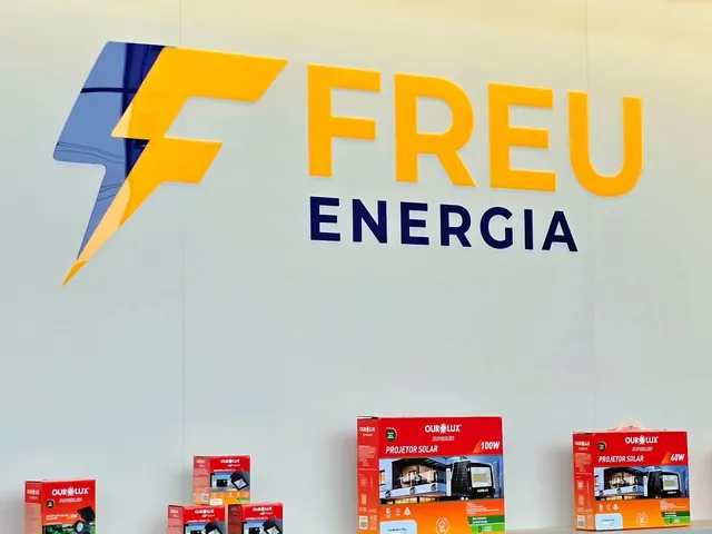 Parede da loja com o logo da Freu Energia e refletores solares na prateleira