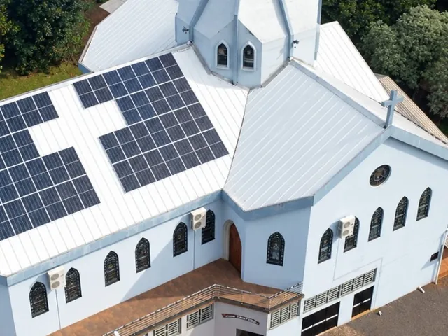 Vista aérea de um telhado com painéis solares instalados pela Freu Energia